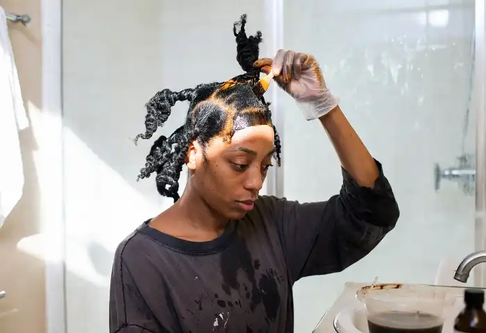 applying hair dye at home natural hair